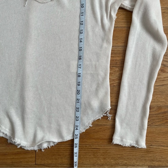 We The Free Cream Long Sleeve Top Sz Small Raw Seams Soft Oversized Knit - Picture 8 of 9